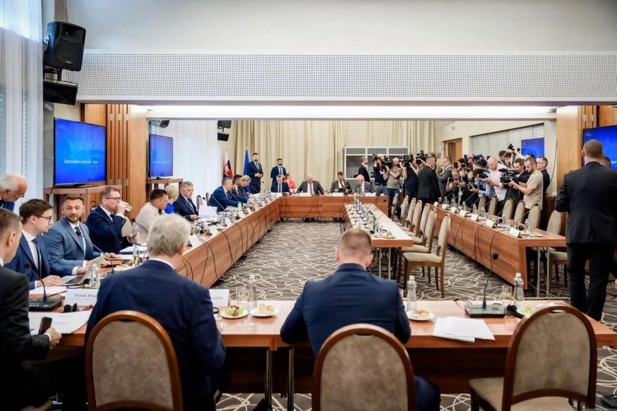 Mimoriadne rokovanie vlády, hlavnou témou bol automobilový priemysel