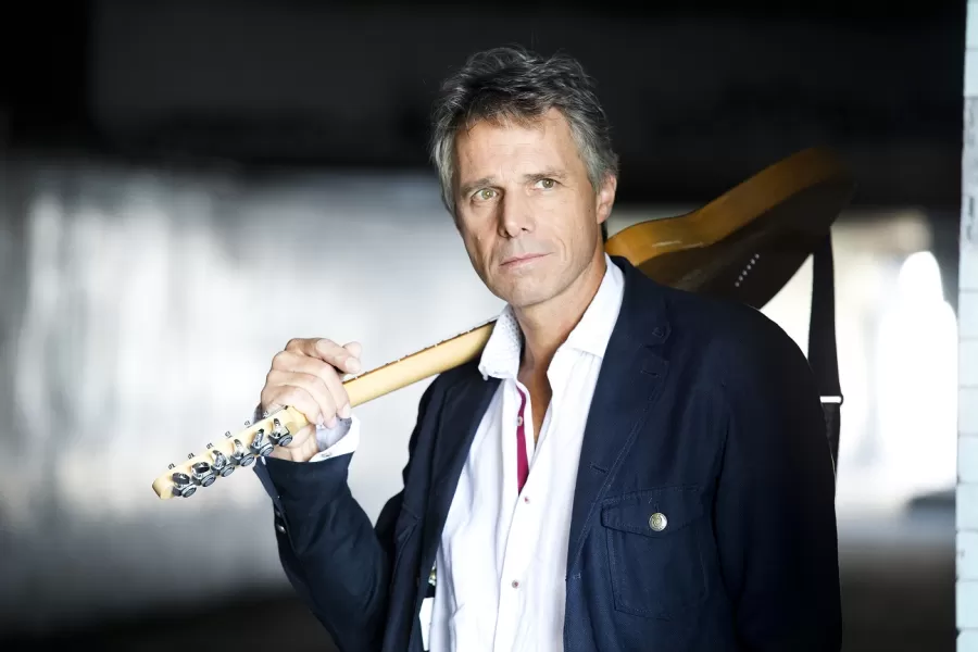 Janek Ledecký - český spevák, gitarista a skladateľ