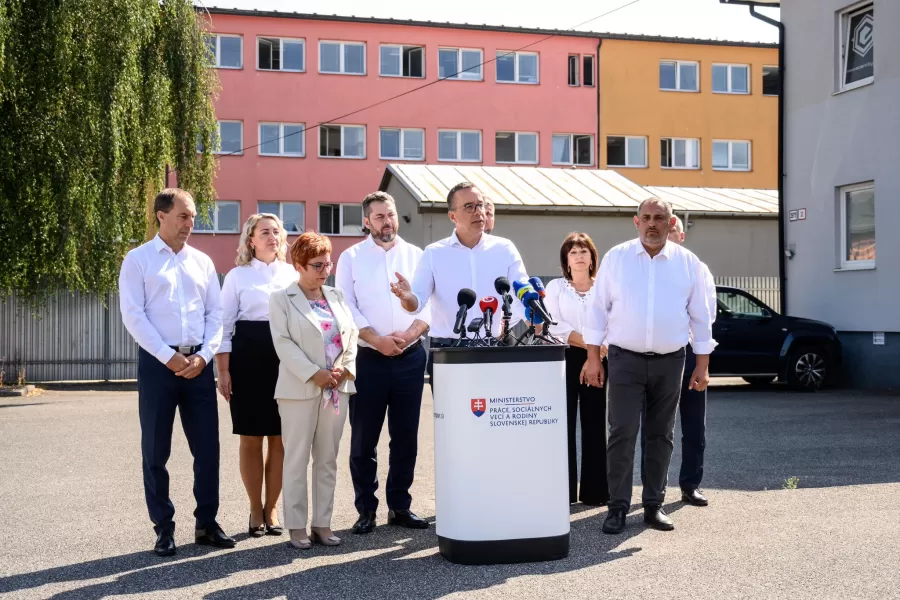 Práca namiesto dávok vstupuje do praxe