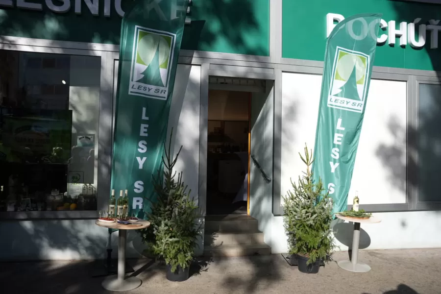 LESY SR otvorili v centre Bratislavy predajňu Lesnícke pochúťky