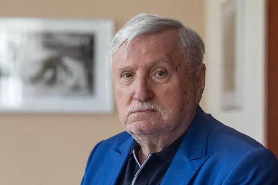 Tisíce krásnych textov a výborných básní. Kamil Peteraj má 80 rokov