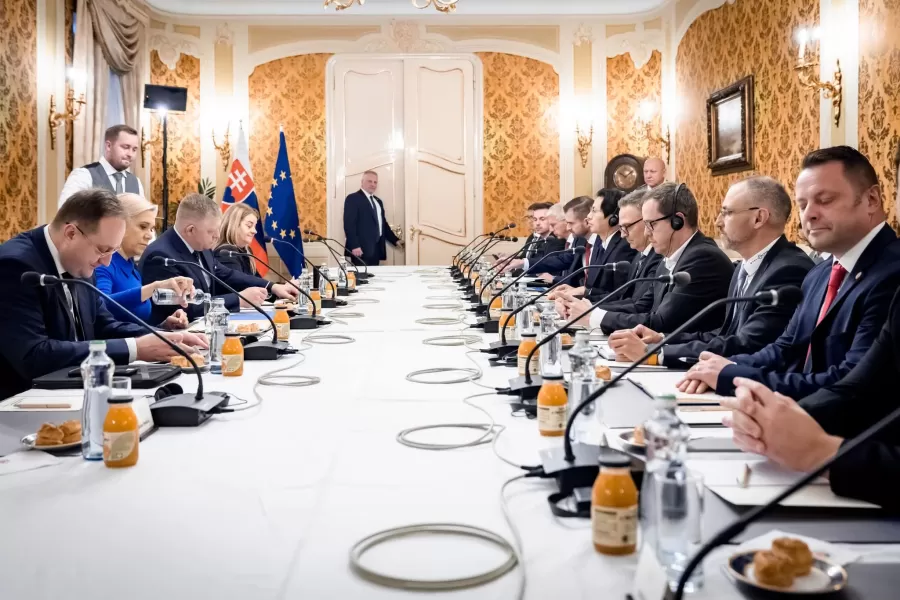 Robert Fico: Spoločnú silu štátov V4 chceme využiť na záchranu európskych automobiliek
