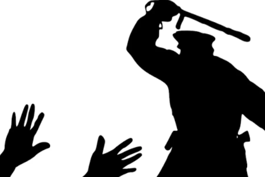 ÚIS: Policajti sa neľudsky správali k zaistenej osobe