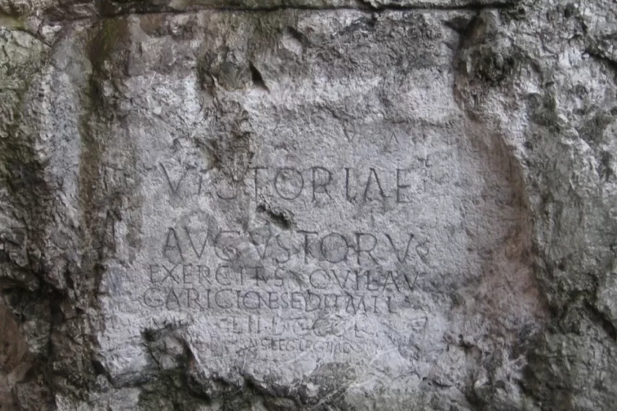 Rímsky nápis v Trenčíne ochráni pred zrážkovou vodou subtílna strieška