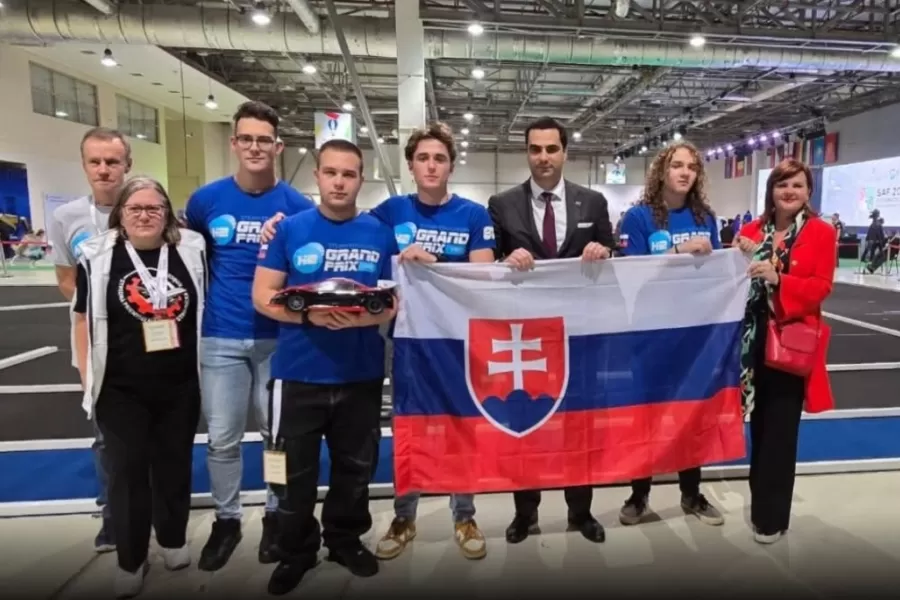 Stredoškoláci z Košíc bodovali vo svetových pretekoch vodíkových áut v Baku