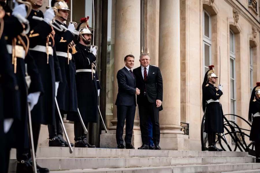 Premiér Robert Fico sa stretol s francúzskym prezidentom Emmanuelom Macronom