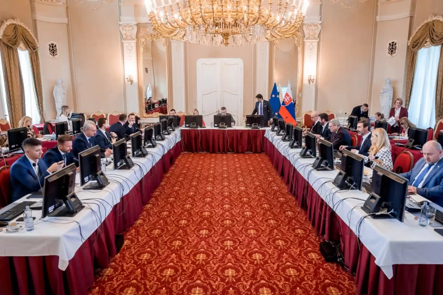 Vláda riešila energetickú bezpečnosť, vzťahy s Ukrajinou a legislatívne úpravy