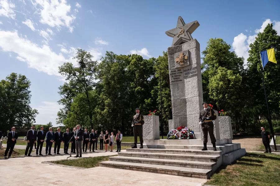 R. Fico: Vojenské cintoríny nemôžu byť len mauzóleami, ale živou pripomienkou slobody