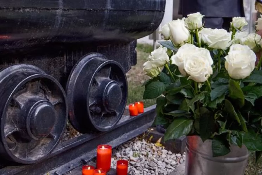 Dňom bielych ruží si v Handlovej pripomenuli obete banských nešťastí