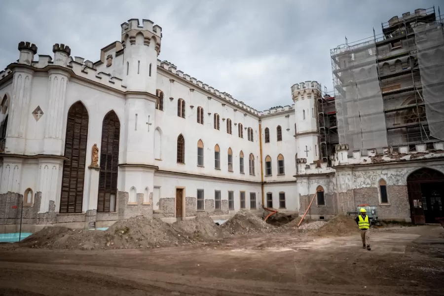 Obnova Národnej kultúrnej pamiatky kaštieľa v Rusovciach pokračuje