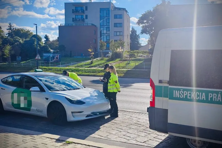 Policajti počas kontrol taxislužieb zistili stovky priestupkov