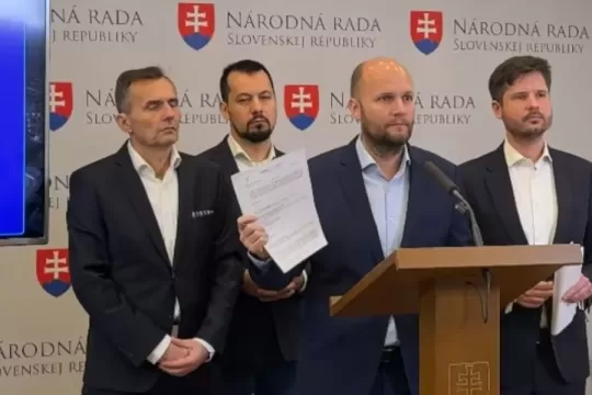 Demokrati: Máme dokumenty, ktoré potvrdzujú, že nehode vlakov v Pezinku sa dalo predísť