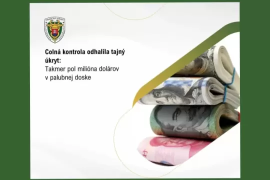 Colná kontrola odhalila tajný úkryt: Takmer pol milióna dolárov v palubnej doske