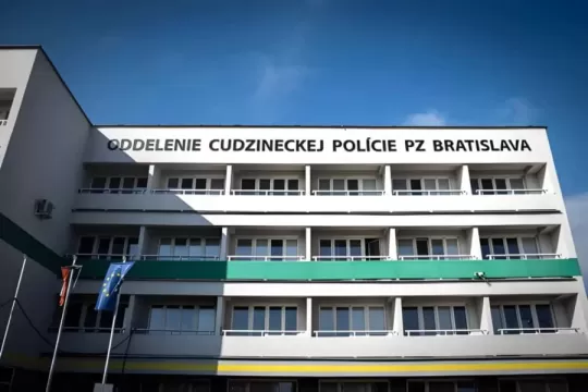 Parlament schválil rozsiahle zmeny v zákone o pobyte cudzincov
