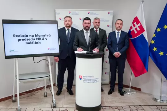 Klamstvá namiesto kontroly: minister Takáč vyzval predsedu NKÚ, aby prestal robiť politiku