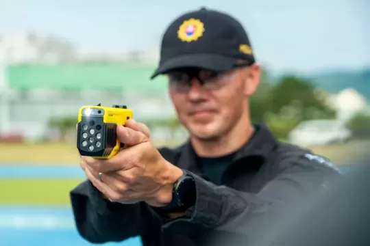 Do výzbroje polície pribudnú elektrické paralyzátory novej generácie