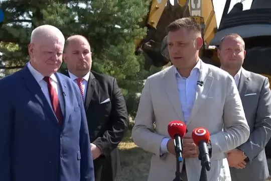 Vicepremiér Taraba poklepal základný kameň 3-miliónovej investície na odkanalizovanie Podhájskej