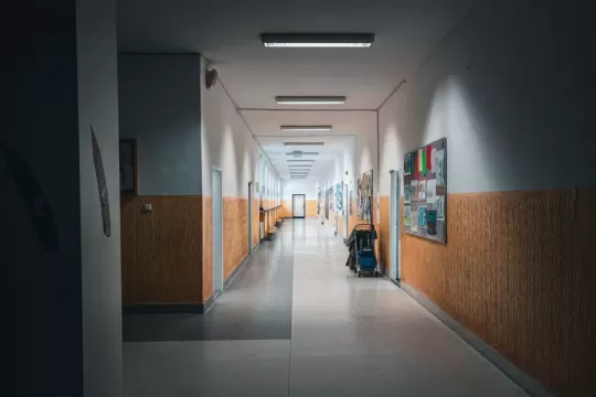 Prečo trestanie za záškoláctvo prehĺbi chudobu detí