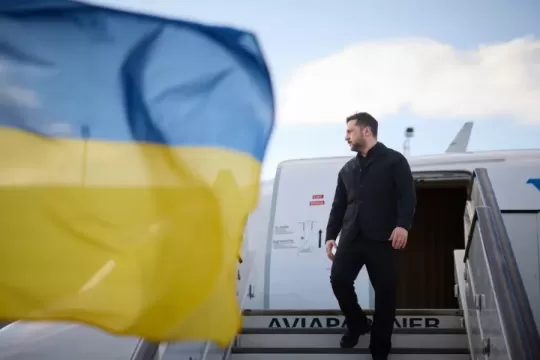 Zelenského lietadlo "takmer zasiahol" dron. V skutočnosti bol od neho 160 kilometrov