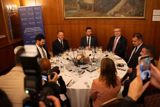 Minister Takáč privítal agroministrov a rezortných kolegov po slovensky - chlebom, soľou, krojmi a fujarou